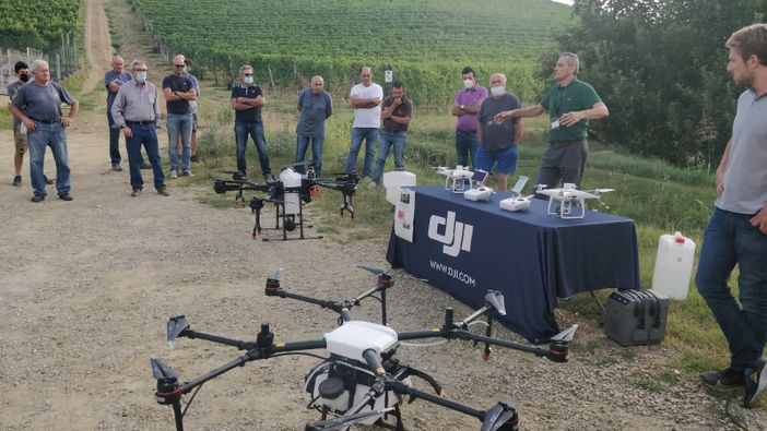 La tecnologia a servizio del vigneto: prove di irrorazione con macchinari e droni per i soci della Cantina Terre del Barolo