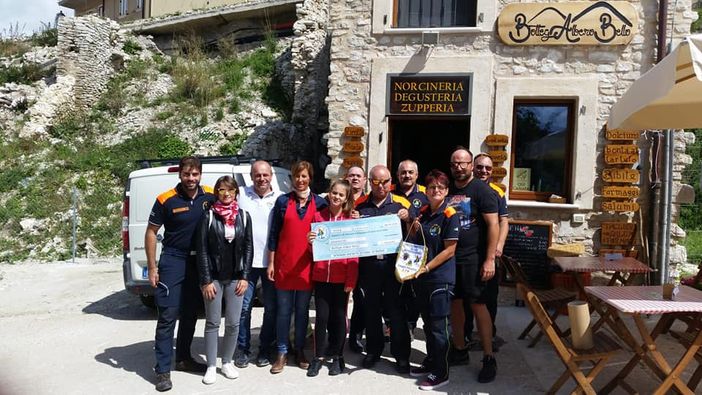 La consegna dell'assegno a Castelluccio di Norcia