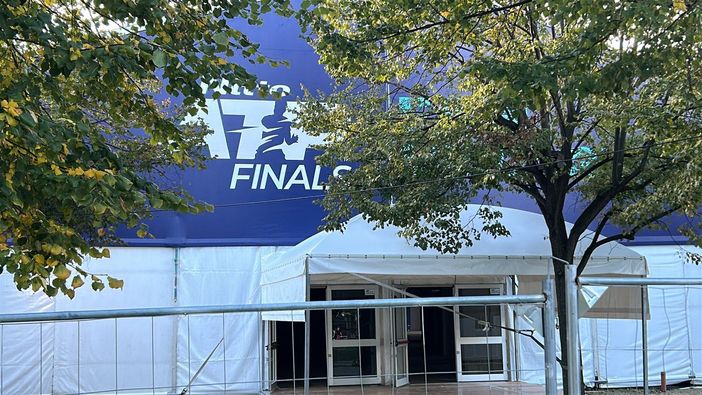 Aspettando Sinner e gli altri campioni del tennis, in piazza D’Armi torna l’atmosfera da Atp Finals