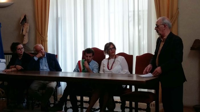 Cerimonia in municipio a Pinerolo. In piedi il presidente Tron