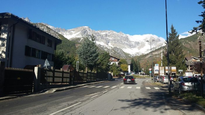 Bardonecchia prepara il suo giro in bicicletta con le ombre della sera Bardonecchia prepara il suo giro in bicicletta con le ombre della sera