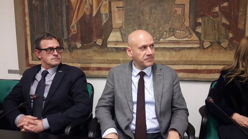 M5S: “Parlamentari e consiglieri regionali, diamo il buon esempio: dimezziamoci lo stipendio”