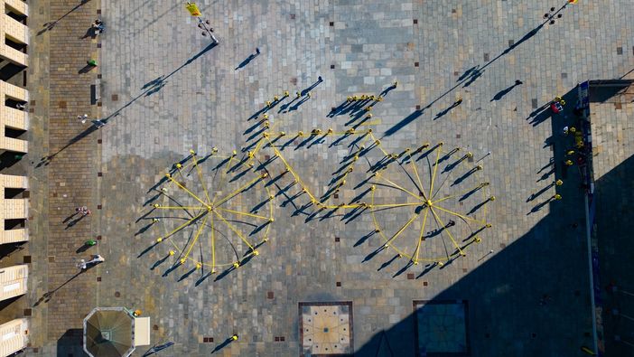 Una spettacolare bicicletta umana ha dato il via, in piazza Castello, alla festa per il Tour de France [VIDEO]