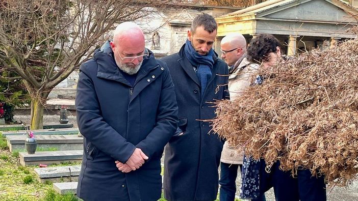 Bonaccini sulla tomba di Primo Levi: "Va tenuto vivo ricordo della Shoah" Bonaccini sulla tomba di Primo Levi: "Va tenuto vivo ricordo della Shoah"