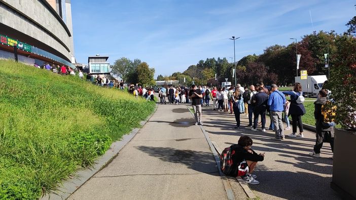 turisti in coda al mauto turisti in coda al mauto