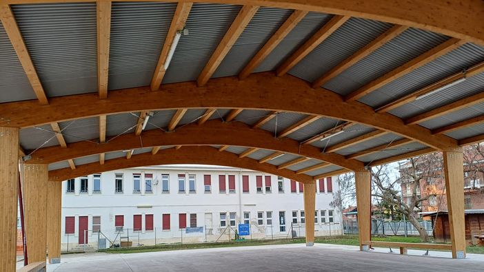 Volpiano, quasi ultimata la copertura del campo esterno alla scuola "Ghirotti" Volpiano, quasi ultimata la copertura del campo esterno alla scuola "Ghirotti"