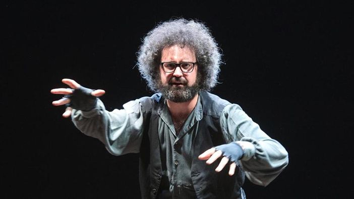 Simone Cristicchi porta fuori dai cancelli le parole che erano rimaste chiuse nei manicomi. "C'era tutta un'umanità che aspettava soltanto di essere cantata" Simone Cristicchi porta fuori dai cancelli le parole che erano rimaste chiuse nei manicomi. "C'era tutta un'umanità che aspettava soltanto di essere cantata"