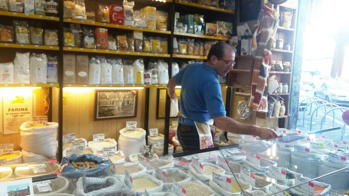 Semenze, granaglie e spezie da tutto il mondo: dal 1963 in piazza della Repubblica &quot;Ditta Ceni&quot;