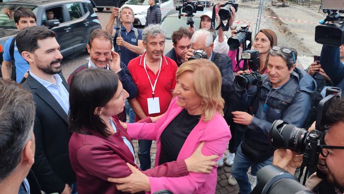 Partito Democratico, l'abbraccio di Schlein a Pentenero lancia la volata per le Regionali: &quot;Forza, dai&quot;