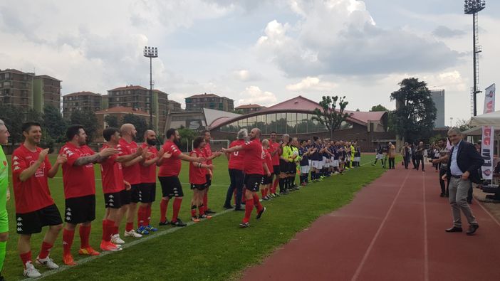 Chef in campo a Torino contro il cancro, vincono i blu con i goal di Ricatto e Yari Chef in campo a Torino contro il cancro, vincono i blu con i goal di Ricatto e Yari