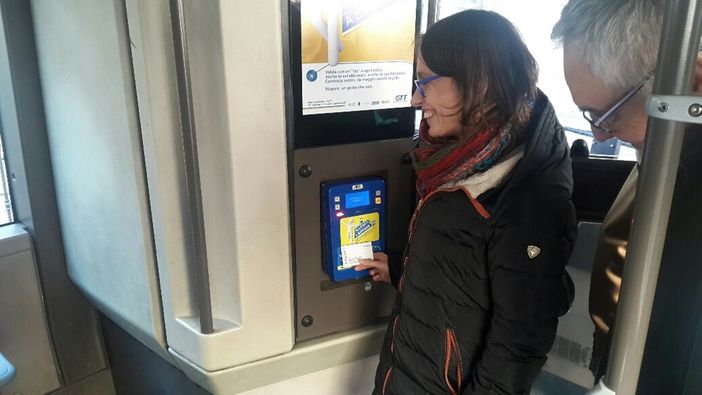 A Torino il biglietto di bus e tram si compra anche via smartphone A Torino il biglietto di bus e tram si compra anche via smartphone