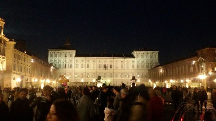 Folla delle grandi occasioni a spasso per Torino