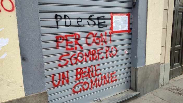 Si fa festa nonostante i muri imbrattati da frasi e manifesti contro il progetto collettivo