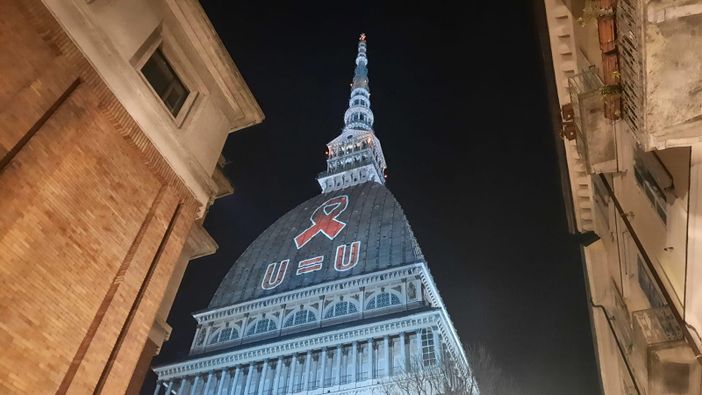 La Mole con il fiocco rosso per la lotta contro l'hiv e per i diritti delle persone sieropositive