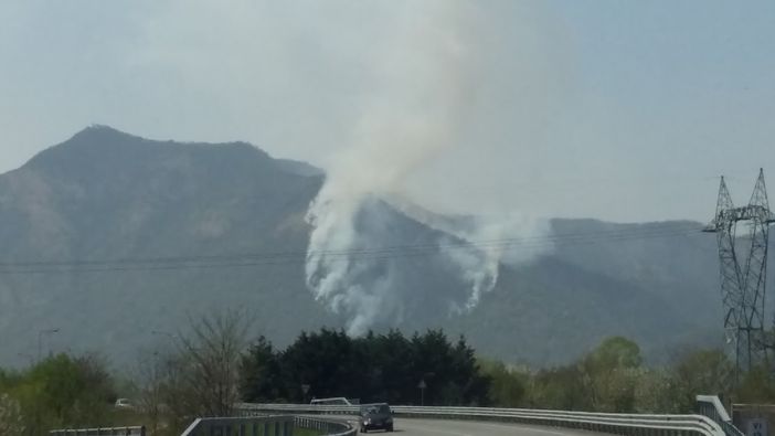 Con il caldo torna l'allarme incendi: ricomincia a bruciare il monte Musinè Con il caldo torna l'allarme incendi: ricomincia a bruciare il monte Musinè