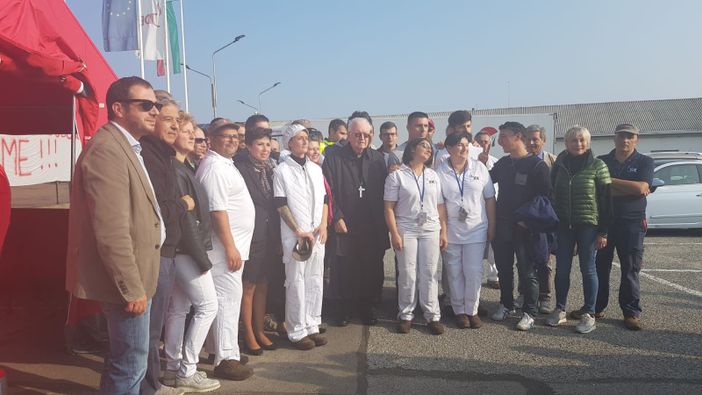 Hag, Nosiglia ad Andezeno dai lavoratori: "Il caso Embraco insegna: state uniti. Anche il Governo faccia la sua parte" (FOTO)