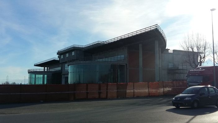 In Comune si riaccende il dibattito sul “Pipistrello”, l’opera incompiuta alle porte di Pinerolo