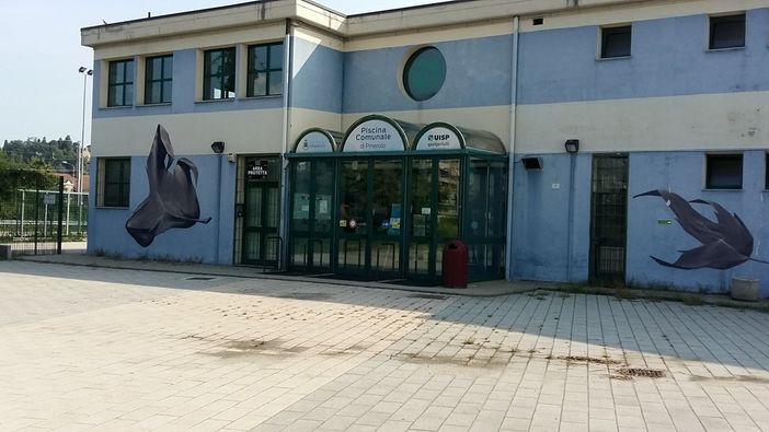 Il Comune di Pinerolo “arma” l’intonaco per riaprire la piscina Il Comune di Pinerolo “arma” l’intonaco per riaprire la piscina