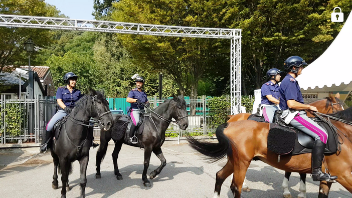 Polizia a cavallo e sulle moto d'acqua al Salone del Gusto di Torino