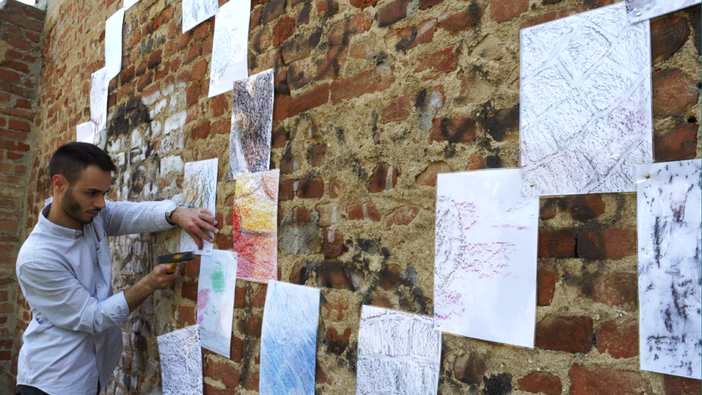 persona che partecipa a un momento di creatività persona che partecipa a un momento di creatività