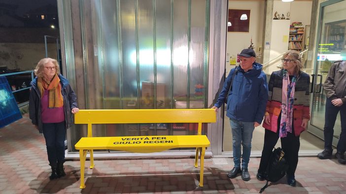 Una panchina gialla per Regeni in Barriera di Milano: "Giulio fa cose" Una panchina gialla per Regeni in Barriera di Milano: "Giulio fa cose"