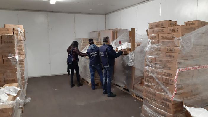 Sacchetti di plastica non biodegradabili, maxi sequestro della Municipale di Torino Sacchetti di plastica non biodegradabili, maxi sequestro della Municipale di Torino
