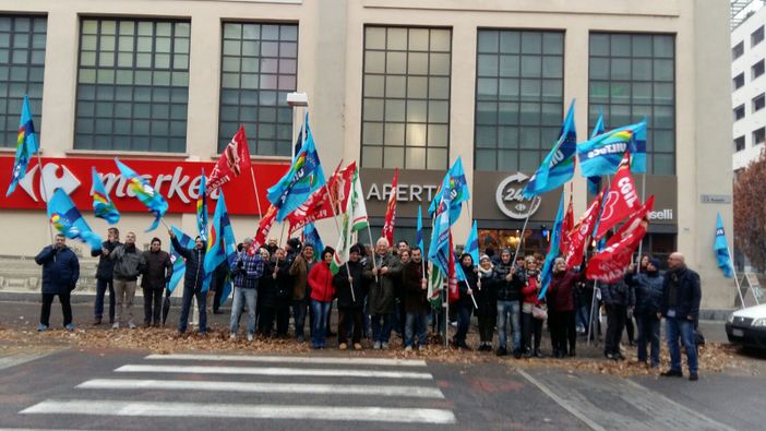 I lavoratori dei Carrefour Market di Torino e Provincia in piazza per protesta I lavoratori dei Carrefour Market di Torino e Provincia in piazza per protesta
