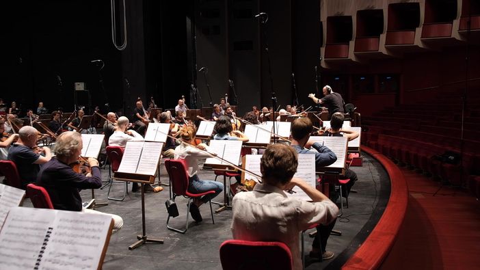 Il Regio suona per gli eroi del Covid: "Musica è vita", concerto per il personale sanitario che ha lottato in prima fila Il Regio suona per gli eroi del Covid: "Musica è vita", concerto per il personale sanitario che ha lottato in prima fila
