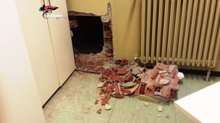 Quattro torinesi arrestati perché ritenuti responsabili di altrettanti tentati furti a sportelli bancomat Quattro torinesi arrestati perché ritenuti responsabili di altrettanti tentati furti a sportelli bancomat