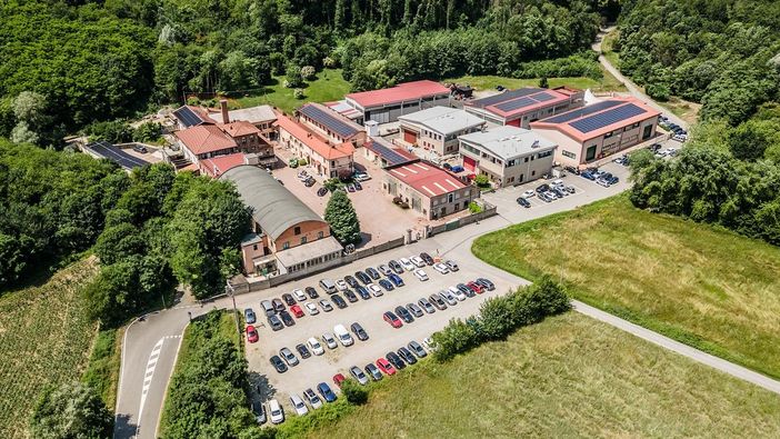 veduta aerea di uno stabilimento