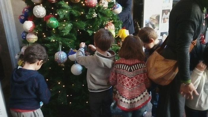 Giochi e pensieri sotto l'albero grazie all'Associazione A.Gio Giochi e pensieri sotto l'albero grazie all'Associazione A.Gio