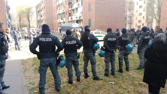 Un orso di peluche appoggiato sopra una serie di sacchi neri con oggetti all'interno Un orso di peluche appoggiato sopra una serie di sacchi neri con oggetti all'interno