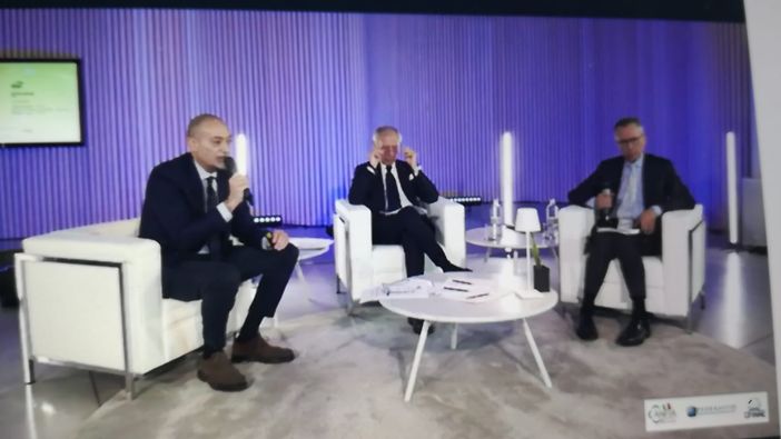 Persone sedute a un tavolo