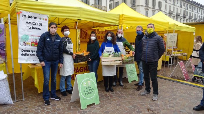 La sindaca Chiara Appendino e l’assessore Alberto Sacco al mercato domenicale di Campagna Amica in piazza Vittorio