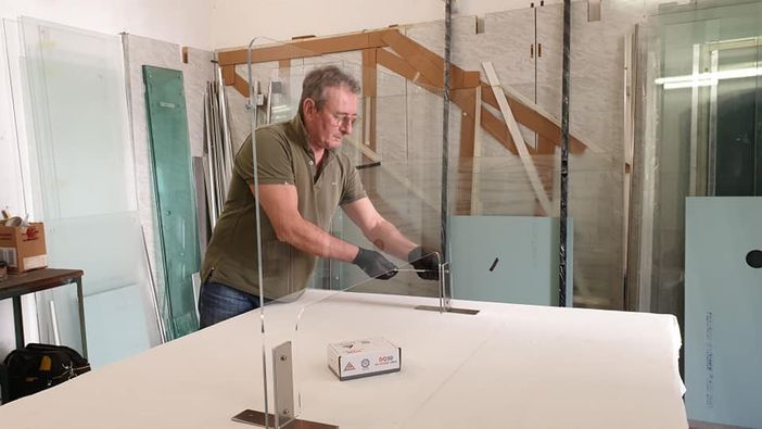 L'artigiano ai tempi della Fase 2: a Vanchiglia il vetraio si è convertito al plexiglass
