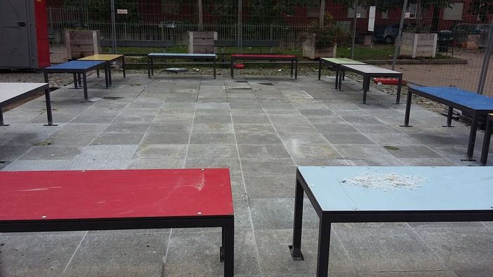 Luci d'artista, le panchine illuminate in piazza Risorgimento fanno discutere