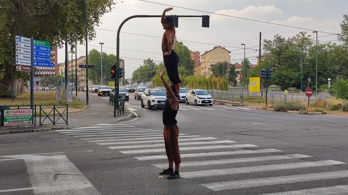 Dal Brasile a Torino con il sogno del circo: nel frattempo, Priscila e Gabriel incantano ai semafori