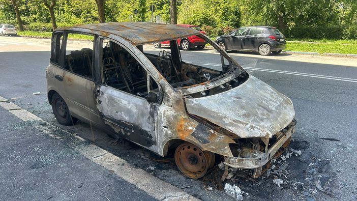 Auto distrutte dalle fiamme a Torino nord: "Rimosse dalle strade"