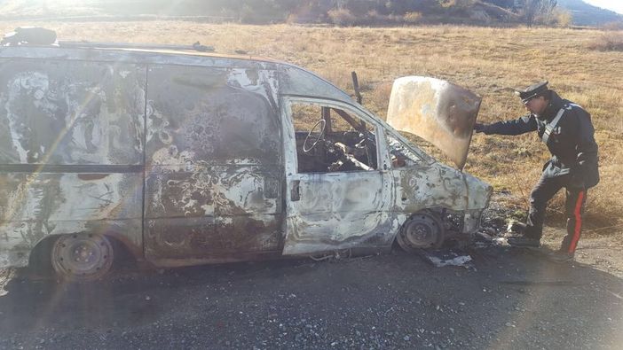 Dà alle fiamme l’auto che aveva riciclato, denunciato piromane Dà alle fiamme l’auto che aveva riciclato, denunciato piromane