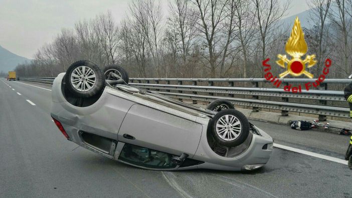 Auto si ribalta sulla A 32, intervento dei vigili del fuoco