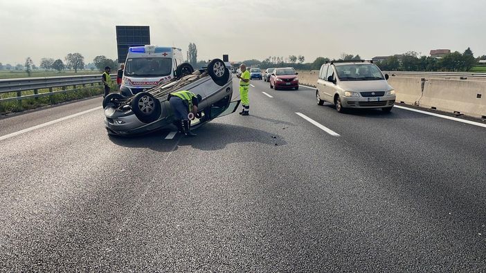 Auto si ribalta in tangenziale tra Sito e corso Allamano: nessun altro mezzo coinvolto