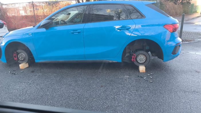 auto parcheggiata cui hanno rubato ruote auto parcheggiata cui hanno rubato ruote