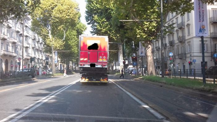 Controlli in vista degli European Masters Game: la polizia municipale sequestra autocarro con l'assicurazione scaduta