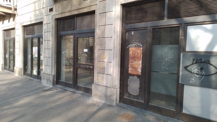 vetrine vuote di ex filiali di banche vetrine vuote di ex filiali di banche