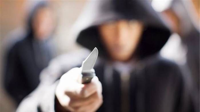 rapinatore armato di coltello rapinatore armato di coltello