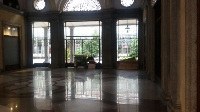 La Torino degli invisibili: i senzatetto a pochi passi dalle vie dello shopping