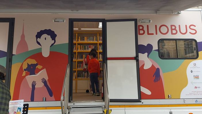 Il Bibliobus torna a sostare nei quartieri di Torino: prestito libri con prenotazione
