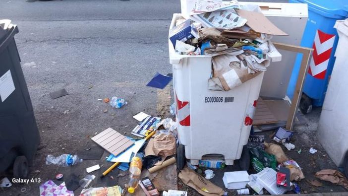 Aspettando la raccolta puntuale, a Nichelino è di nuovo emergenza rifiuti Aspettando la raccolta puntuale, a Nichelino è di nuovo emergenza rifiuti