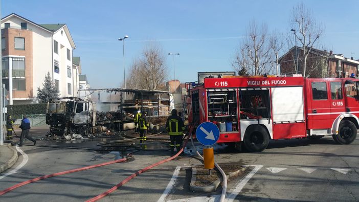 Un camion prende fuoco a Borgaro Torinese, salvo per miracolo il conducente (FOTO e VIDEO)