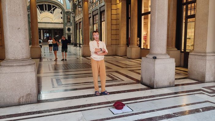 A Torino canta Alexander, il basso-baritono che ha scelto la strada per diffondere la lirica tra la gente A Torino canta Alexander, il basso-baritono che ha scelto la strada per diffondere la lirica tra la gente